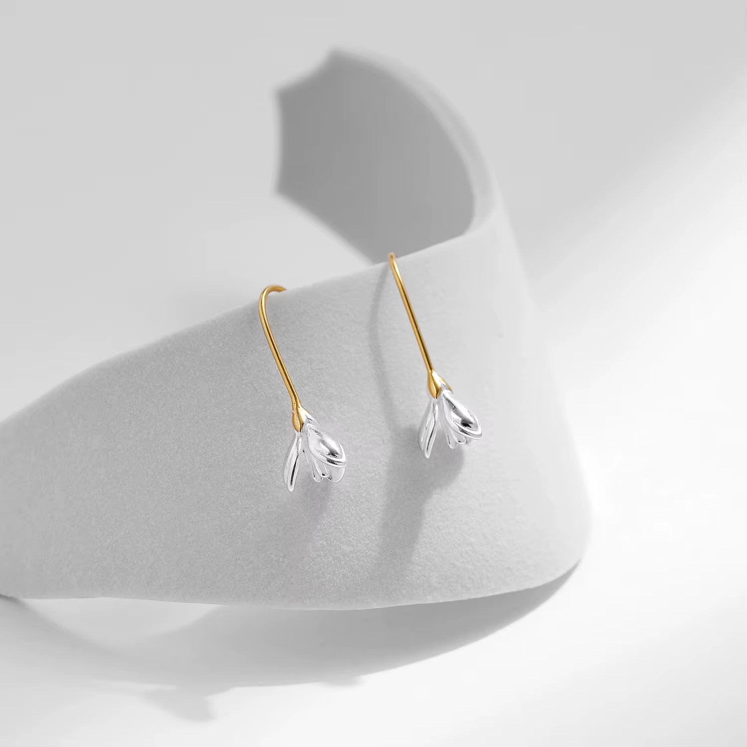 925 Sterling Silver Charm Classic Lily Drop Earrings Gold Color Elegant Flowers Dangle Earrings for Women Fine Jewelry