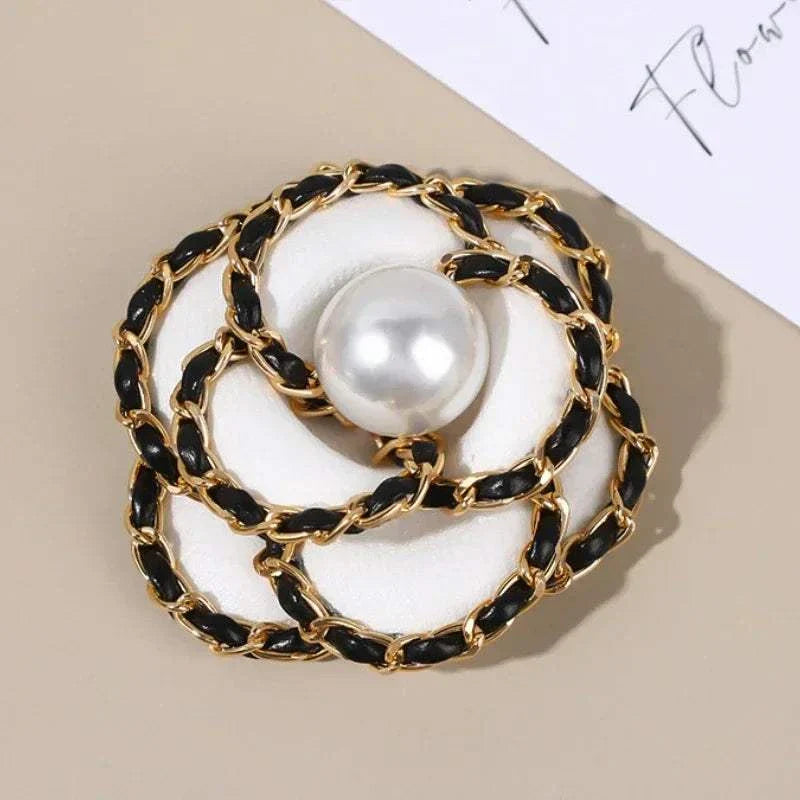 Korean Fashion Fabric Camellia Pearl Brooches for Women Elegant Flowers Corsage Lapel Pins Wedding Party Badge Accessories