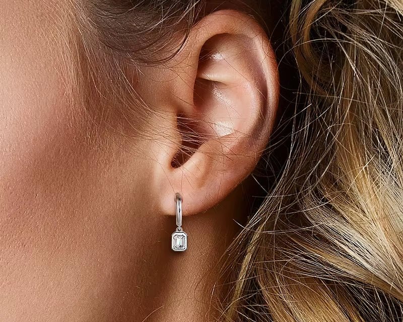 Émeria™ Emerald - Cut Moissanite Drop Earrings - AMORÉLUX